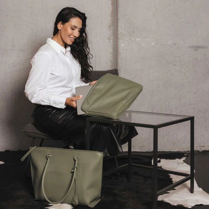 Black Caviar Handbag Harriet Pistachio