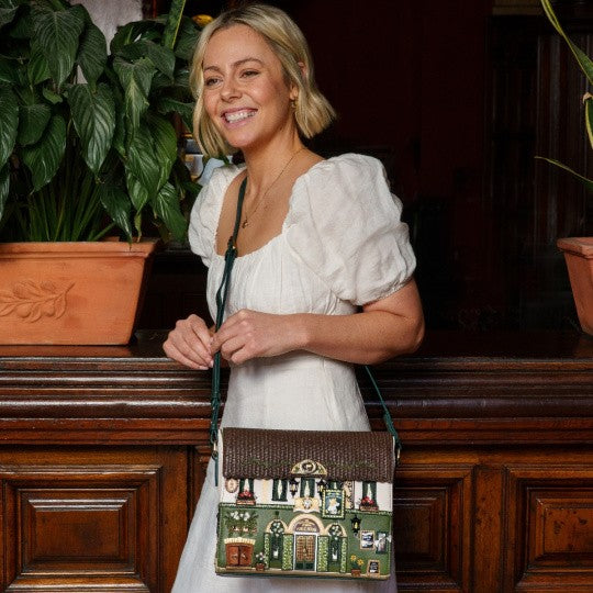 Vendula The Queen Elizabeth Pub Box Bag